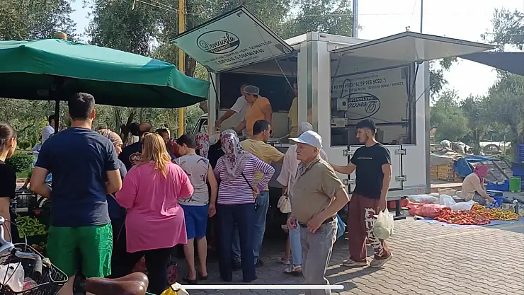 Ödemiş Türkmen Mahallesi'nden perşembe pazarında aşure ikramı