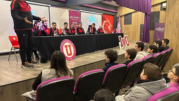 Öğrenciler Tire Belediye Spor basketbolcularıyla buluştu