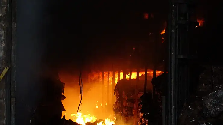 Otel ekipmanları deposu alev alev yandı, çalışanlar gözyaşlarını tutamadı