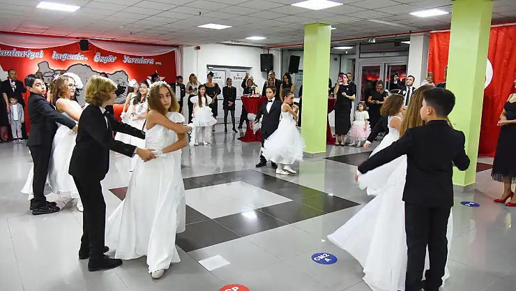 Özel Piri Reis okullarında Cumhuriyet'in çınarları geleneksel Cumhuriyet balosunda buluştu