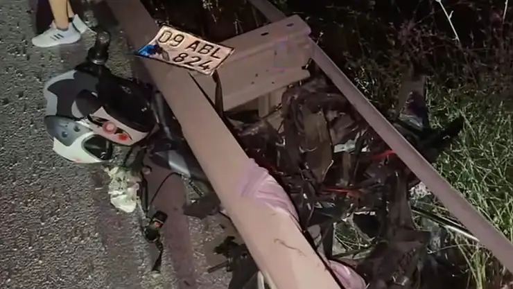 Paramparça olan motosikletin sürücüsü hastaneye kaldırıldı