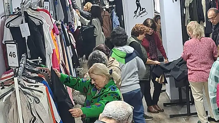 Satış geliri öğrenciler için olunca giysiler kapışılıyor