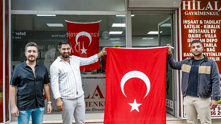 Seferihisar bayraklarla donatıldı