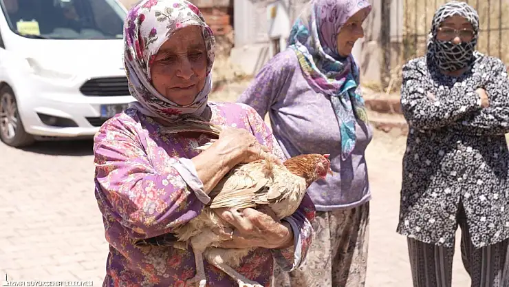 Seher Teyze Yalnız Değil: Seferihisar'da Alevlerin Arasında Hayvanlar Kurtarıldı