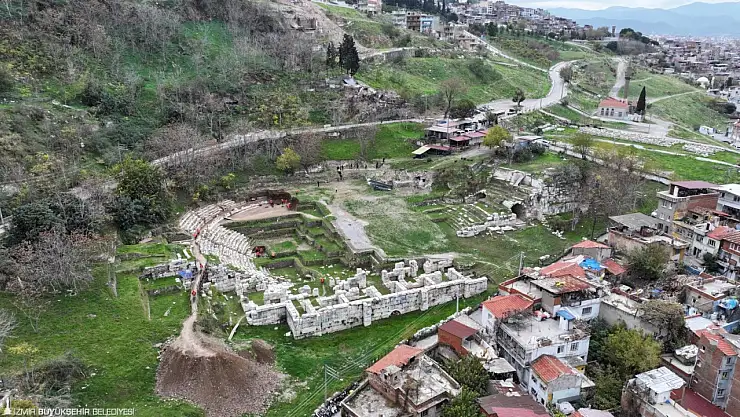Smyrna Antik Tiyatrosu gün yüzüne çıkıyor