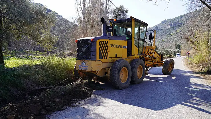 Tire'de kırsal mahallelerde şarampol temizliği sürüyor