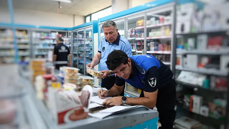 Tire'de zabıta, marketteki tarihi geçmiş ürünlere el koydu