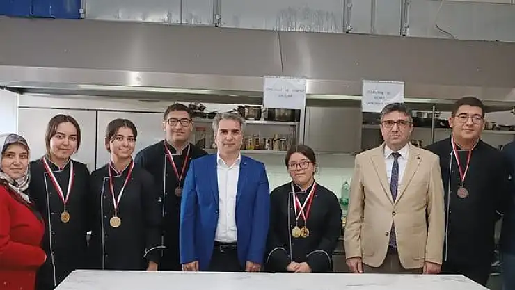 TİRE KAYMAKAMINDAN ÖDÜLLÜ ÖĞRENCİLERE ZİYARET