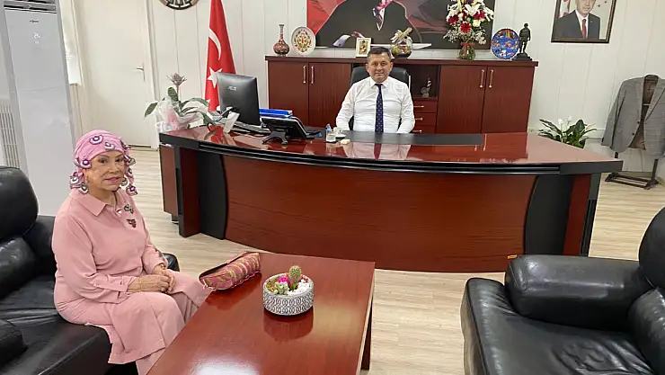 Türk Halk Müziği Sanatçısı Bedia Akartürk'ten Ödemiş Kaymakamı'na ziyaret
