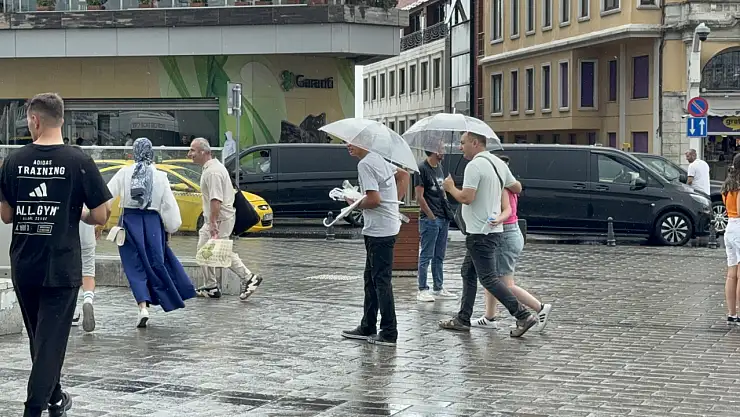 Yağmur etkili oldu bazı vatandaşlar şemsiye açtı