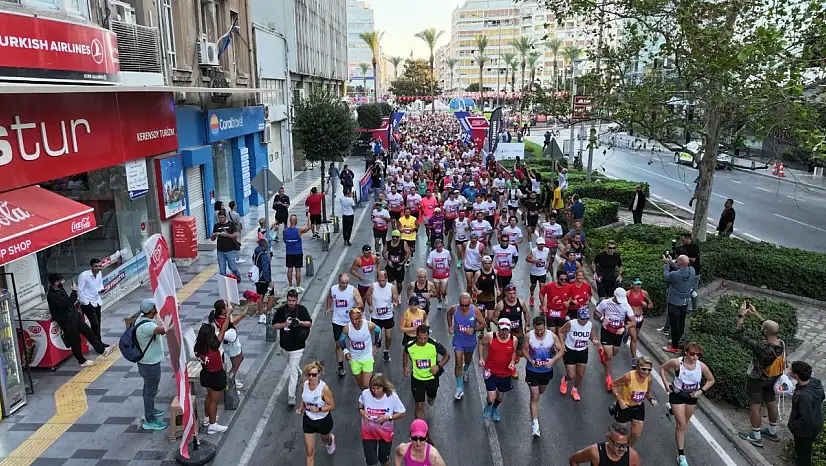 13. Uluslararası 9 Eylül İzmir yarı maratonu renkli görüntülere sahne oldu