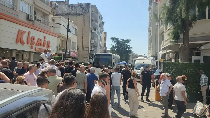 Başkanlar hastaneye sevk edilirken vatandaşlar akın etti