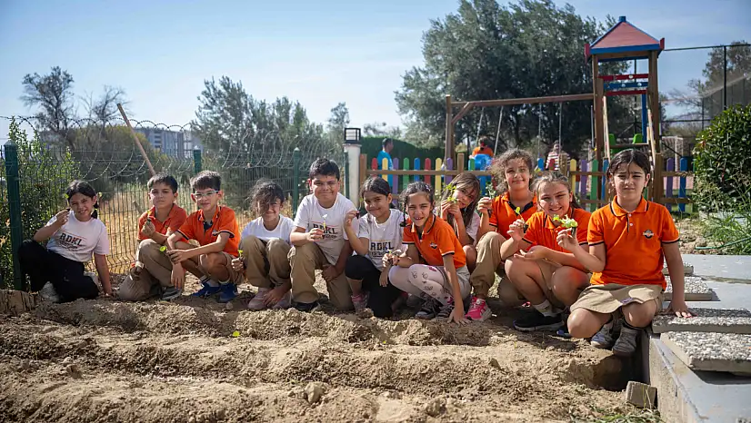 Bornova'da çocuklara toprak sevgisi aşılanıyor: Okul bahçelerine kışlık sebze ekimi