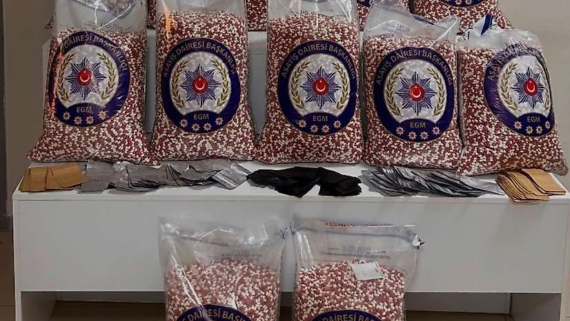 Bornova'da ticari taksi'de yüzbinlerce sentetik ecza ele geçirildi