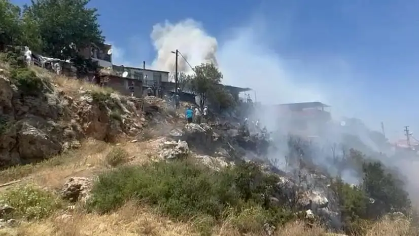 Çimentepe'de yangın: Alevler 7 eve sıçradı