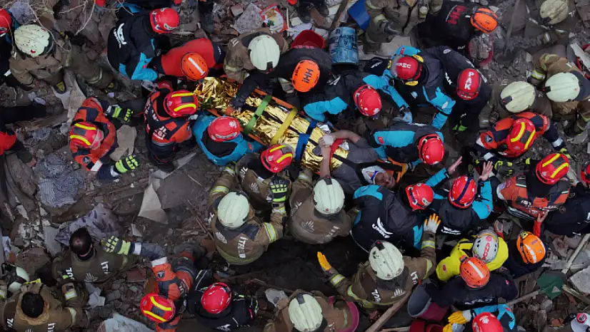 Fatih'te doğal gaz patlaması iki binayı yıktı: 1 ölü, 10 yaralı