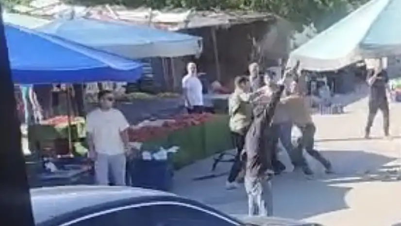 Foça'da pazarcılar arasında silahlı kavga