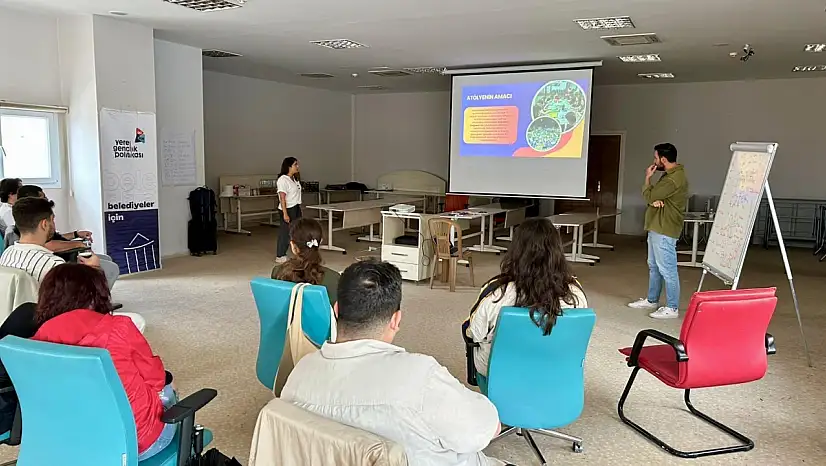 Gençler yerel yönetimleri öğreniyor: 'Belediye Nasıl Çalışır' oturumu İzmir'de