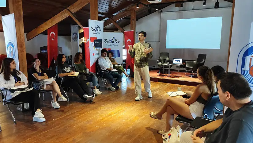 İsveç Milletvekili Daniel Velasquez Castro, gençlerle 'Başka bir siyaset okulunda buluştu'