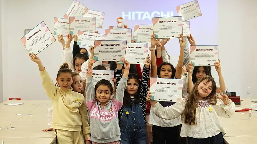 İzmir Büyükşehir Belediyesi çocukları sanatla buluşturdu: Minik yazarlar kendi kitaplarını oluşturdu