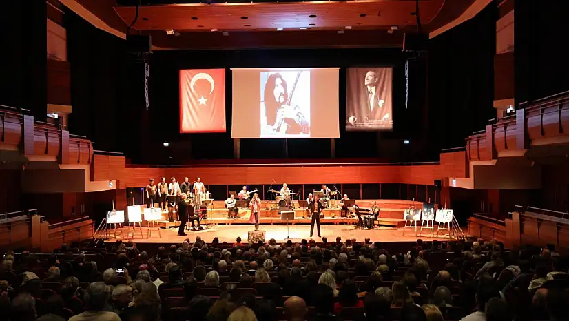 İzmir'de Barış Manço'ya duygu yüklü anma konseri
