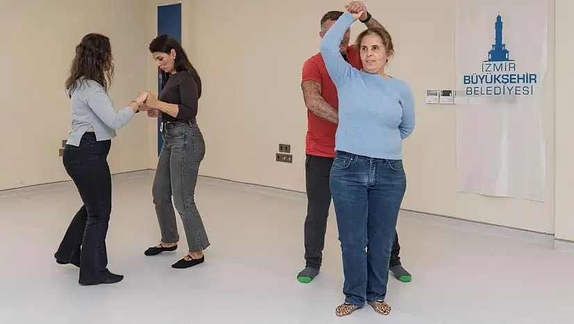 İzmir'de görme engelli bireyler dansla terapi atölyesinde ritmi keşfetti