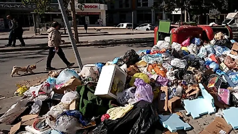 İzmir Karşıyaka'da çöp tepkisi! Mahalle sakinleri kokudan şikâyetçi