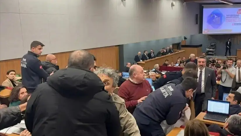 İzmir meclisi karıştı: Protesto ve arbede oturumu durdurdu