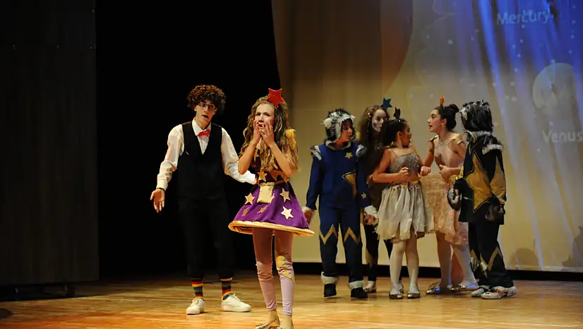 Karşıyaka Belediye Tiyatrosu yeni sezonda iki farklı oyunla sahneye çıkıyor