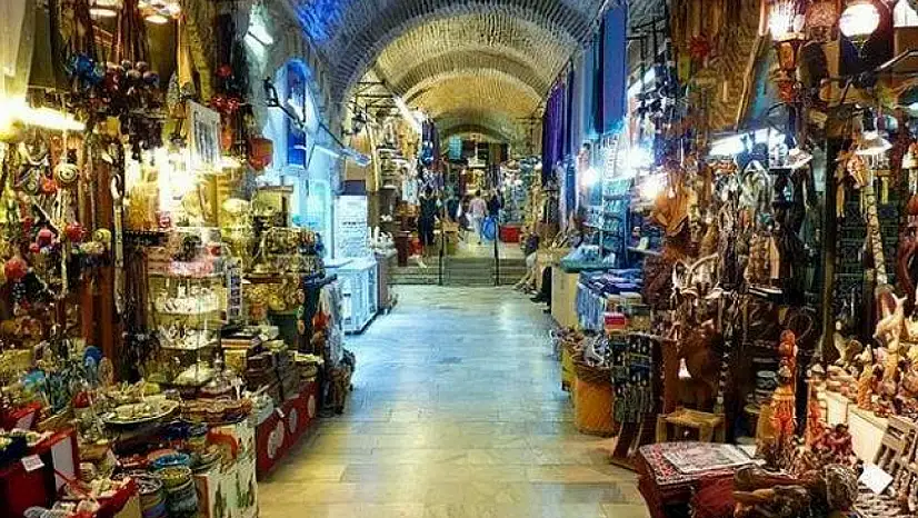 Kemeraltı'ndaki elektrik kesintisine muhtardan sert tepki: 'Bu kabul edilemez'