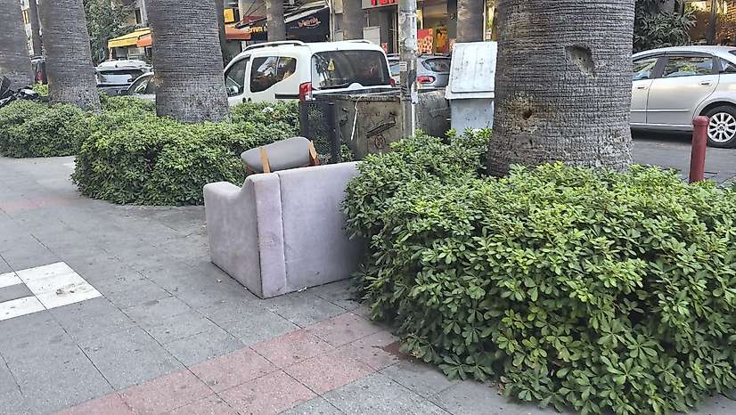 Konak'ta kötü koku ve atık eşya tepkisi