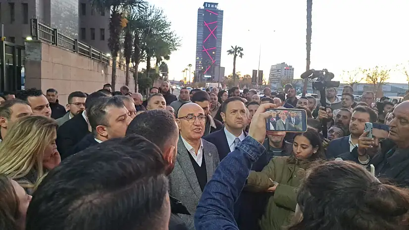 Mahmut Tanal'dan İzmir Adliyesi önünde sert tepki: Bu bir siyasi operasyondur