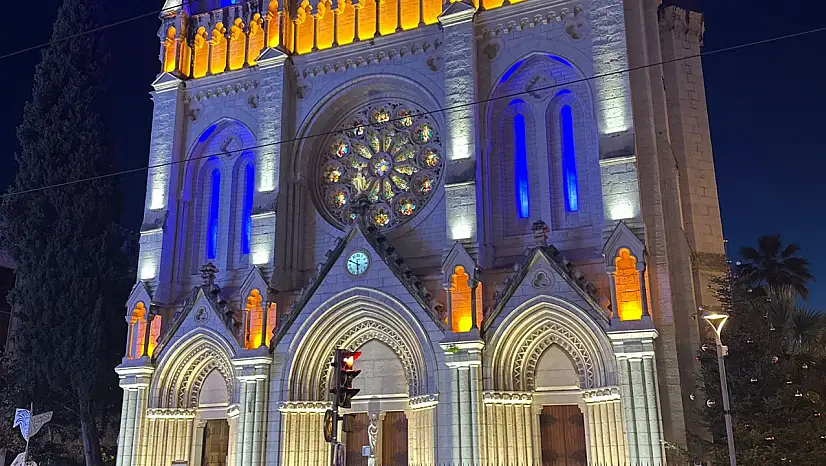 Nice'te mavi ve altın ışıklarla yükselen Sainte-Réparate Katedrali