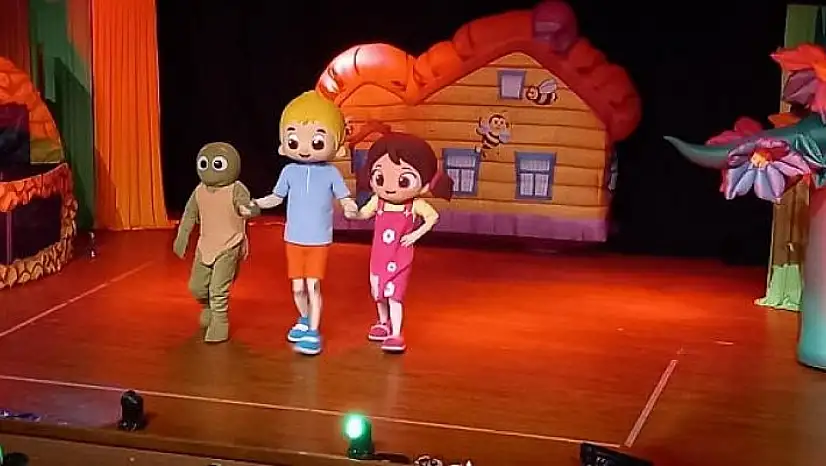 Niloya ve arkadaşları 'Sürpriz Yumurta Müzikali' ile Antalya turnesinde