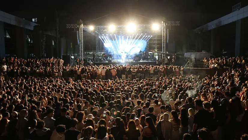 Pehlivan gençlerle aynı sahnede