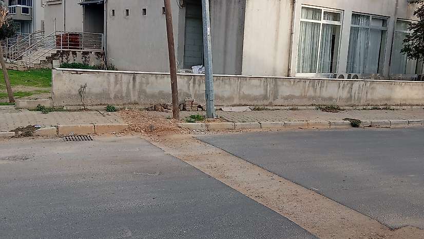 Rehabilitasyon merkezinin yanındaki yol tehlike saçıyor