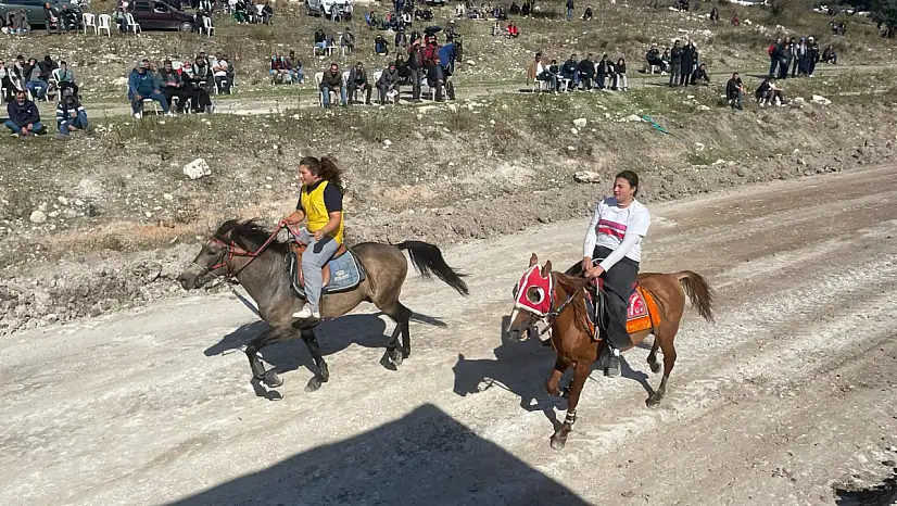 Savaştepe Zafer koşusu ve at yarışları binlerce kişiyi buluşturdu