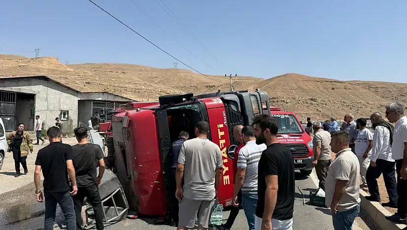 Trafik kazası geçiren itfaiye erleri yaralı halde yangına müdahale etti