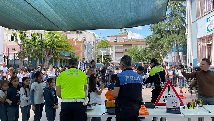 Trafikte nezaket öğretmeni bu kez polis oldu