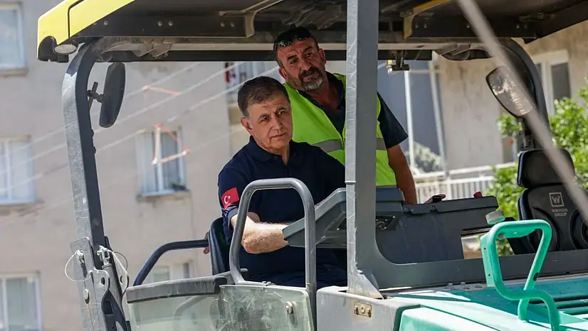 Tugay direksiyon başına geçti, asfalt mesaisini sahada yönetti