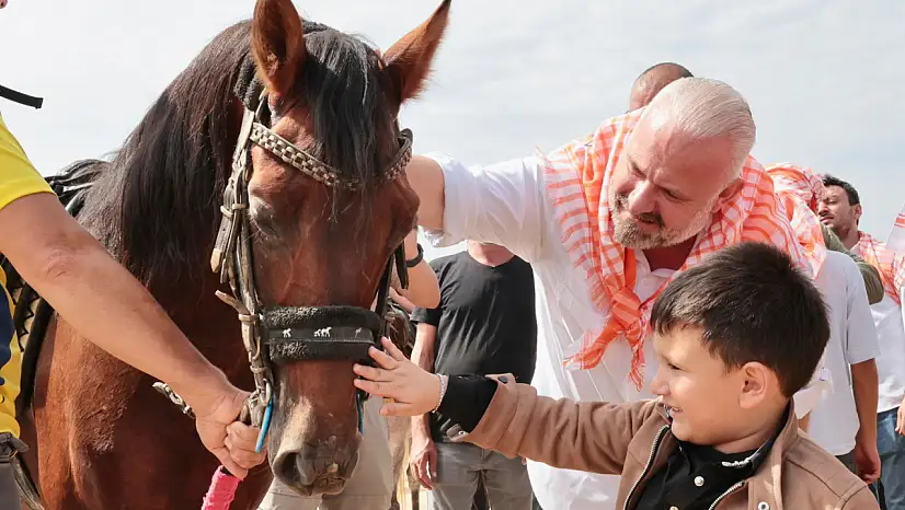 Türkiye'nin şampiyon rahvan atları Menemen'de yarıştı