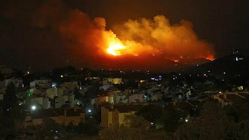 Urla'da gece yarısı orman yangını
