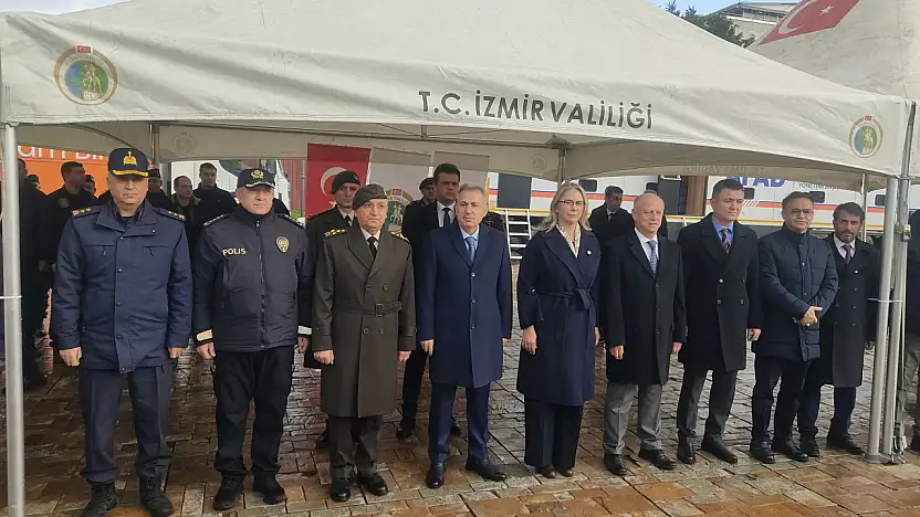 6 Şubat depremlerinin yıl dönümünde İzmir'de anma: AFAD ekiplerine arma takdim edildi