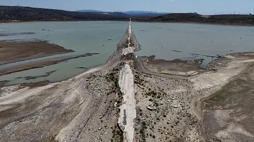 Alaçatı barajı kurudu: Yıllar önce kapanan eski yol yeniden ortaya çıktı