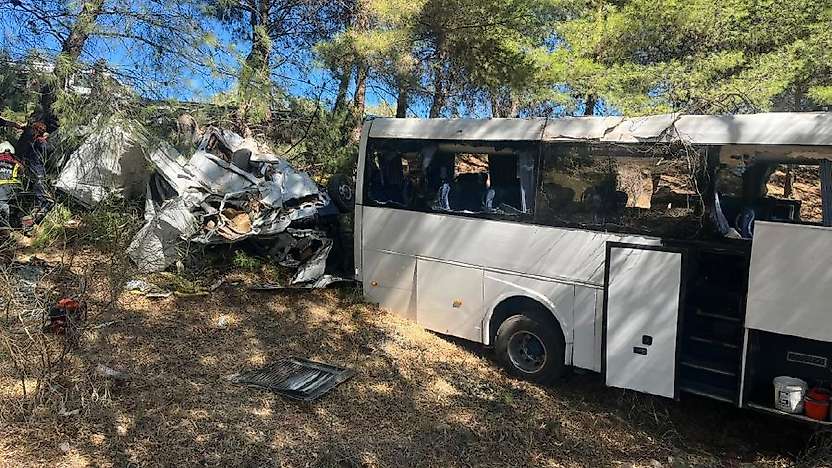 Aydın-İzmir Otoyolu'nda tur otobüsü ile midibüs çarpıştı ölü ve yaralılar var