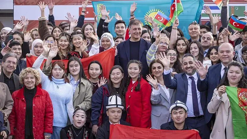 Başkan Tugay, Dünya Türk Dili Ailesi Günü etkinliğinde öğrencilerle buluştu