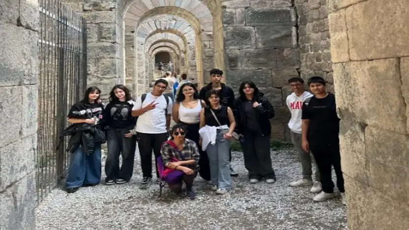 Çiğli dil destek merkezi öğrencileri Pergamon Antik Kenti'nde İngilizce pratik yaptı