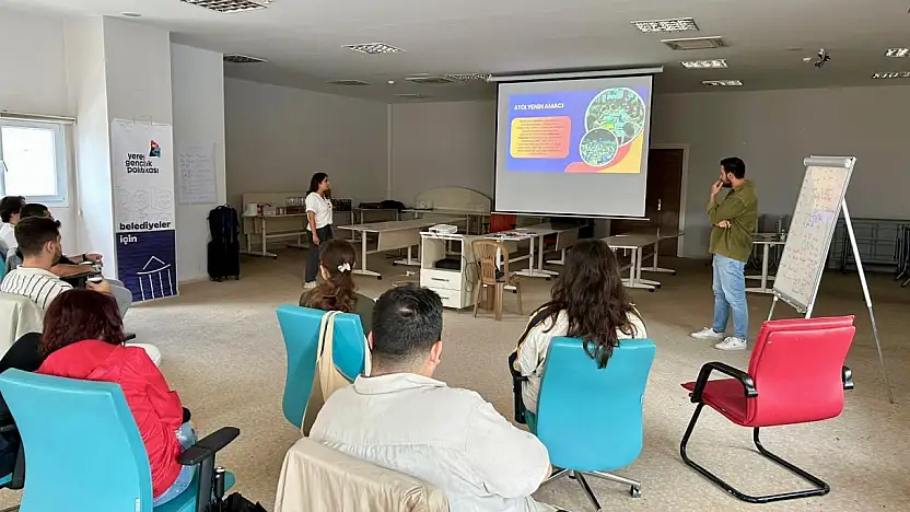 Gençler yerel yönetimleri öğreniyor: 'Belediye Nasıl Çalışır' oturumu İzmir'de