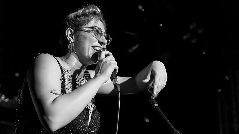 İçinde bir çocuk elinde gitar 'Kalben'