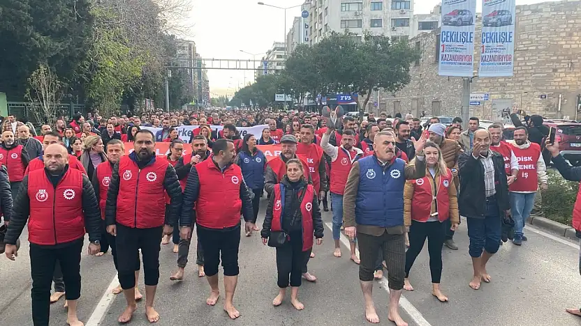 İşçiler iş bıraktı, çıplak ayakla yürüdü